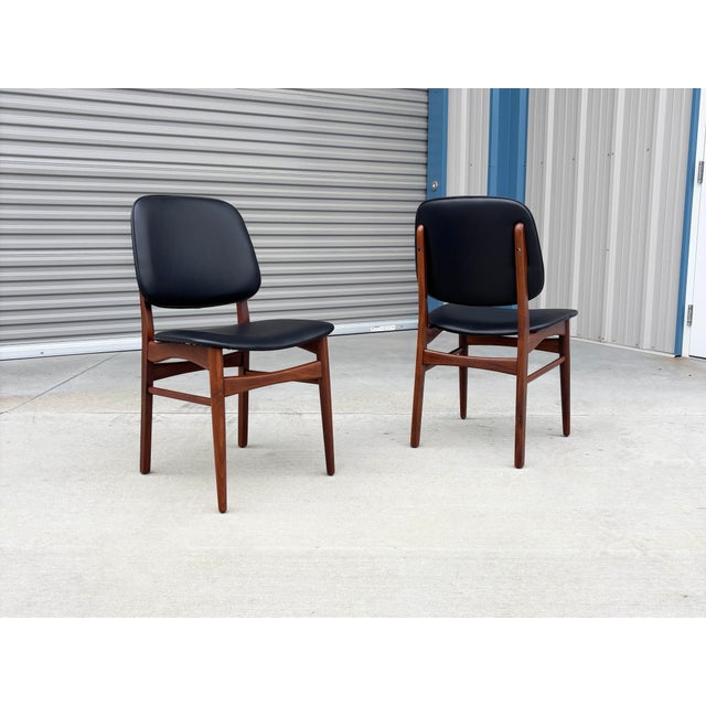 1960s Set of 6 Refinished Danish Modern Teak & Black Vinyl Dining Chairs- Set of 6 For Sale - Image 10 of 15