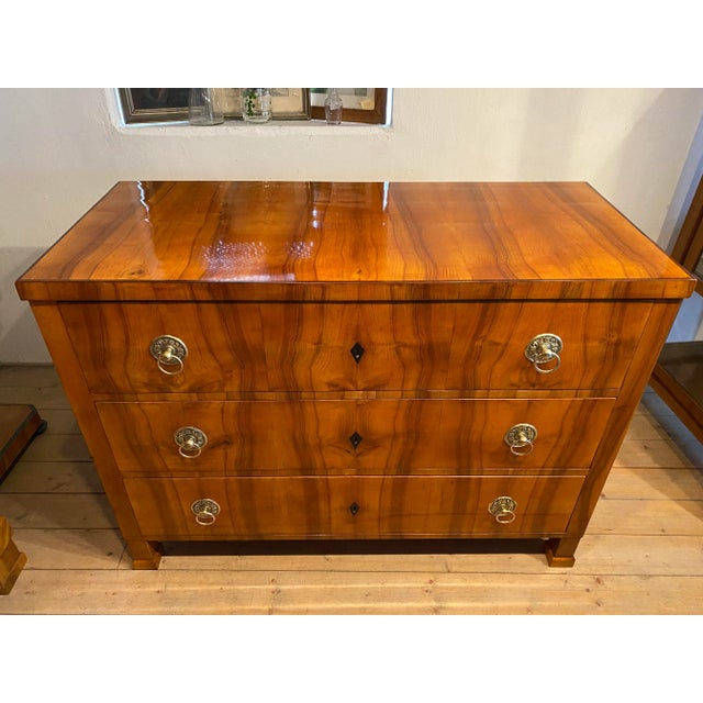 Biedermeier chest of drawers with walnut veneer, from the beginning of the 19th century made about 1810/20. With beautiful...