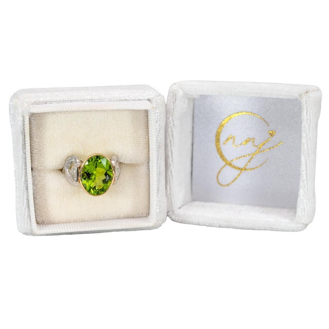 Modern 5.8cts Peridot Ring With Natural Diamonds Accents: Solid 14k Gold, Size 6.75 For Sale - Image 3 of 8