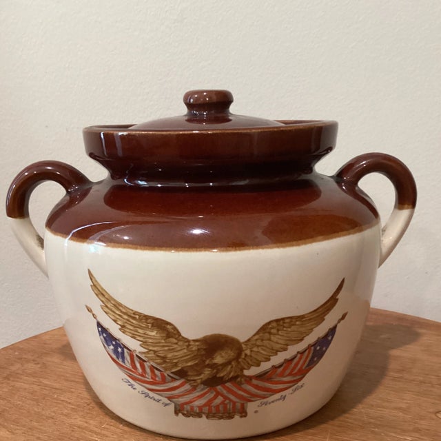 American Vintage McCoy Stoneware Pottery Collection Set Bean Pots With Lids and Handles Spirit of 1976- Set of 3 For Sale - Image 3 of 12