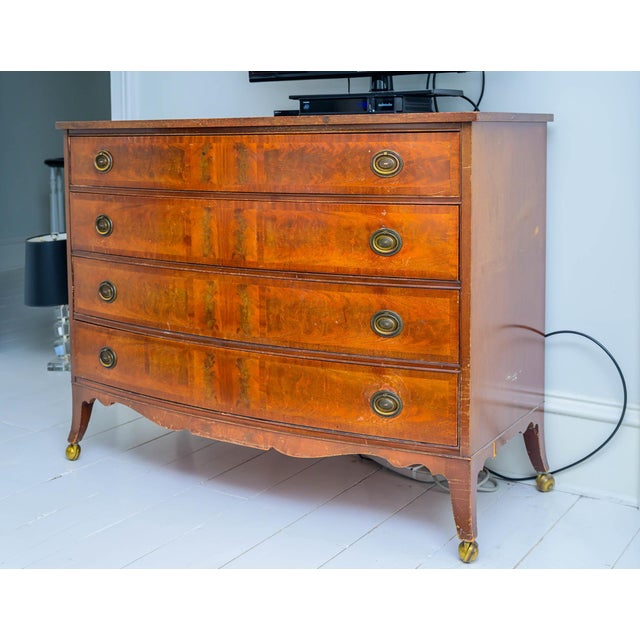 1940s 1940s Bow Front Flame Mahogany Dresser & Highboy | Attributed to Drexel Heritage | Georgian Revival Bedroom Suite (Pair) For Sale - Image 5 of 14