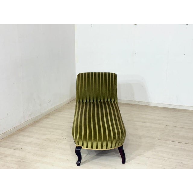 For sale is an elegant Biedermeier daybed dating from around 1900. This classic daybed impresses with its curved design,...
