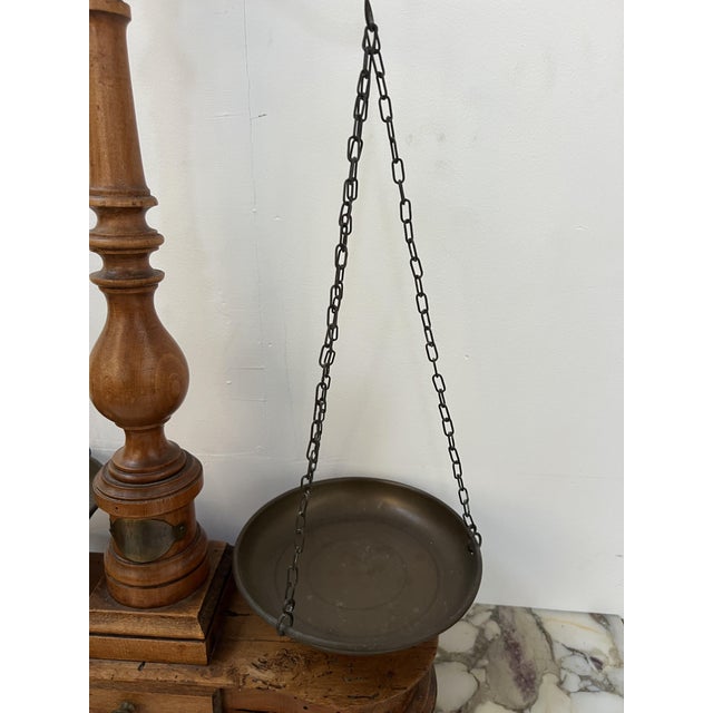 Decorative wooden and brass scale Brass balance and weighing pan Walnut wood column and stand Good condition Dimensions: H...