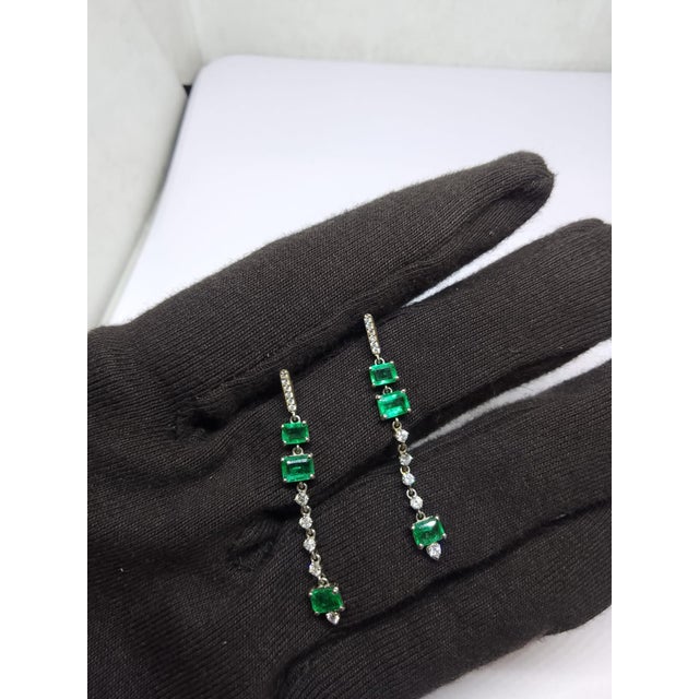 Modern Natural 2.41cts Emerald & 0.35cts Diamond Earring in 14k White Gold For Sale - Image 3 of 8