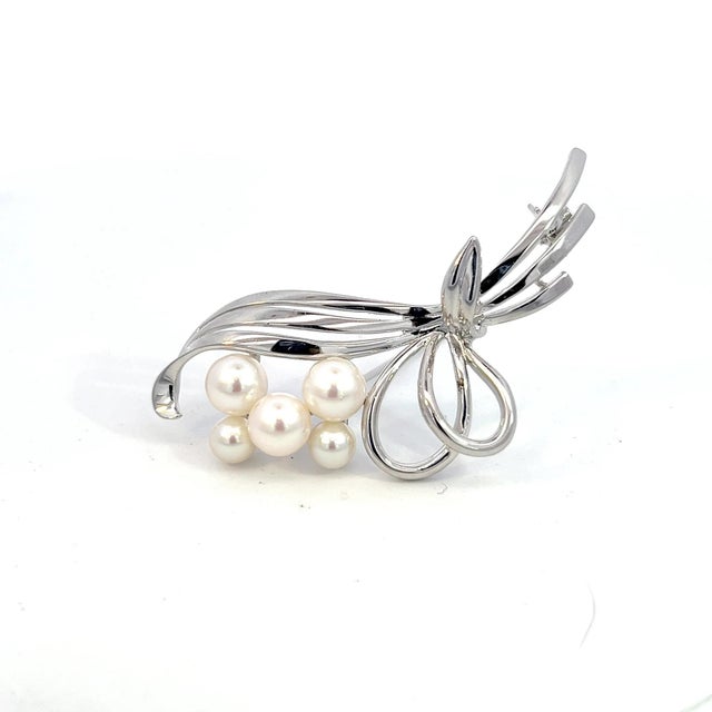 1990s Mikimoto Estate Akoya Pearl Brooch Silver For Sale - Image 4 of 7