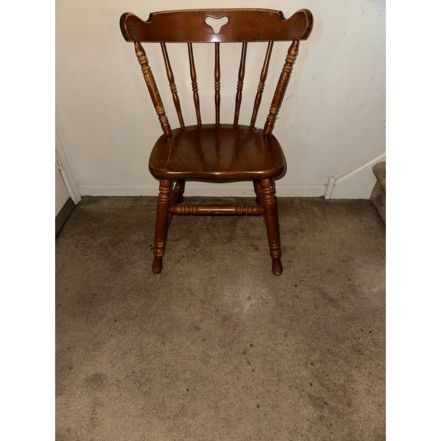 Bring iconic Early American craftsmanship to your interior with this exceptional mid-century Windsor-style pub chair by...