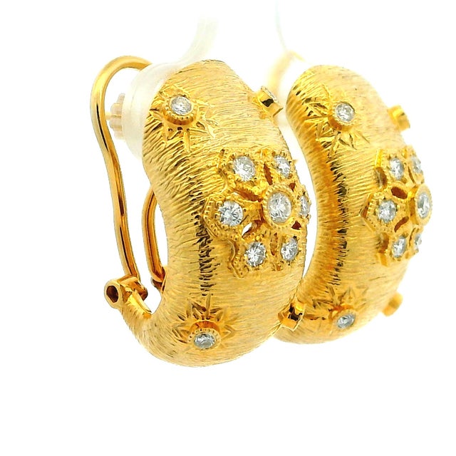 1970s Vintage Brushed Yellow 14K Gold Hoop Earrings with Diamonds For Sale - Image 5 of 14