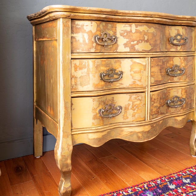 French Provincial Italian Florentine Style Painted Gold Distressed Chest of Drawers For Sale - Image 3 of 13