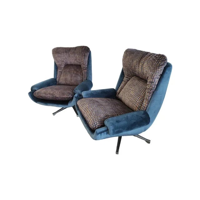 Couple ritapped strässle armchairs and newly made. The fabric with which they were covered is blue velvet. Metal base....