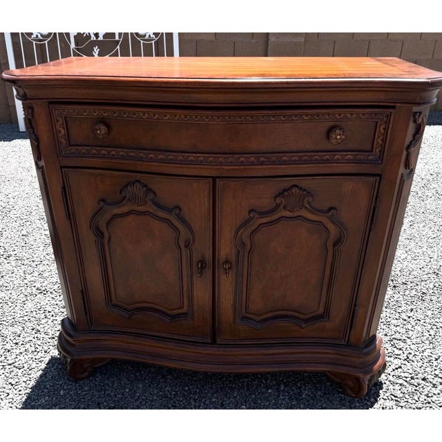 Drexel Heritage is a renowned American furniture manufacturer known for its high-quality, traditional-style pieces....