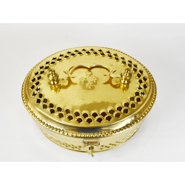 Indian Early 20th Century Vintage Oval Brass Betle Nut Box Hinged Trinket Jewelry Box For Sale - Image 3 of 10