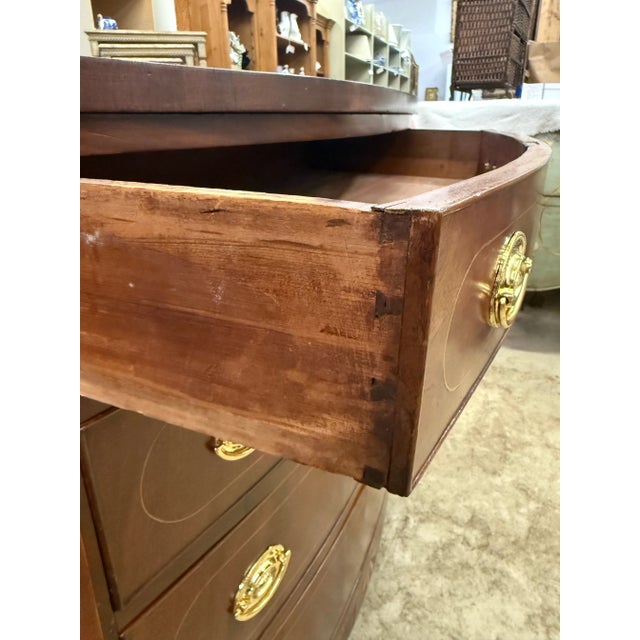 Early 19th Century American 1800-1810 Bowfront Chest of Drawers. For Sale - Image 5 of 10