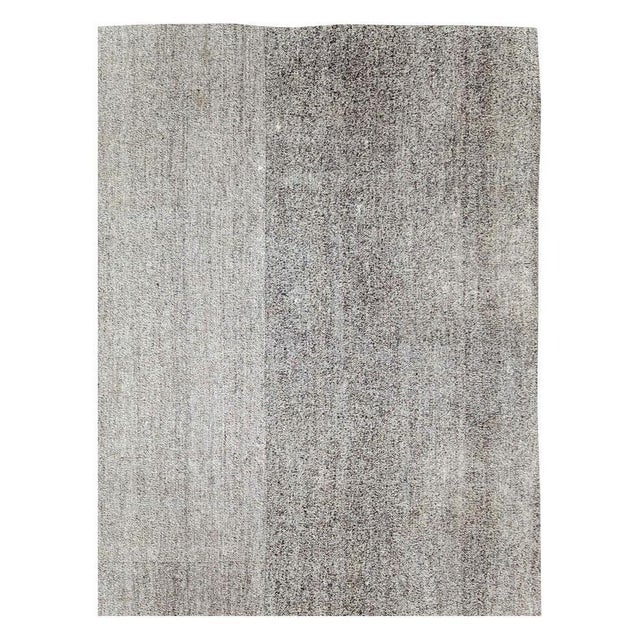 Modern Galerie Shabab Collection Mid-20th Century Handmade Turkish Flatweave Kilim Large Room Size Carpet in Grey For Sale - Image 3 of 10
