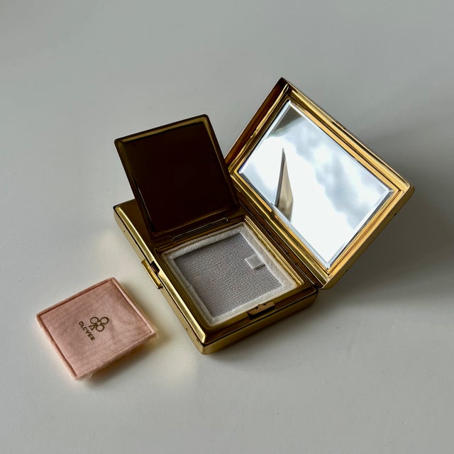 Vintage Musical Powder Compact with Automatic Movement from Clover For Sale - Image 16 of 18
