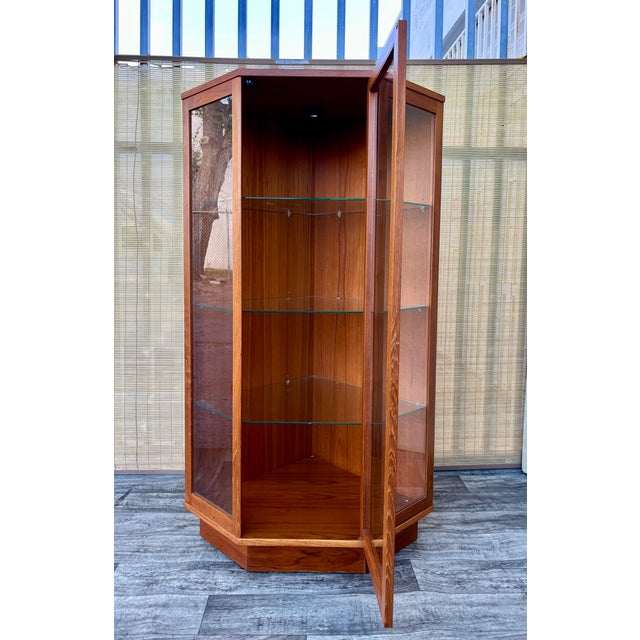 Mid-Century Modern Danish Corner Display Cabinet by Komfort Denmark. Circa 1970s, For Sale In Miami - Image 6 of 18