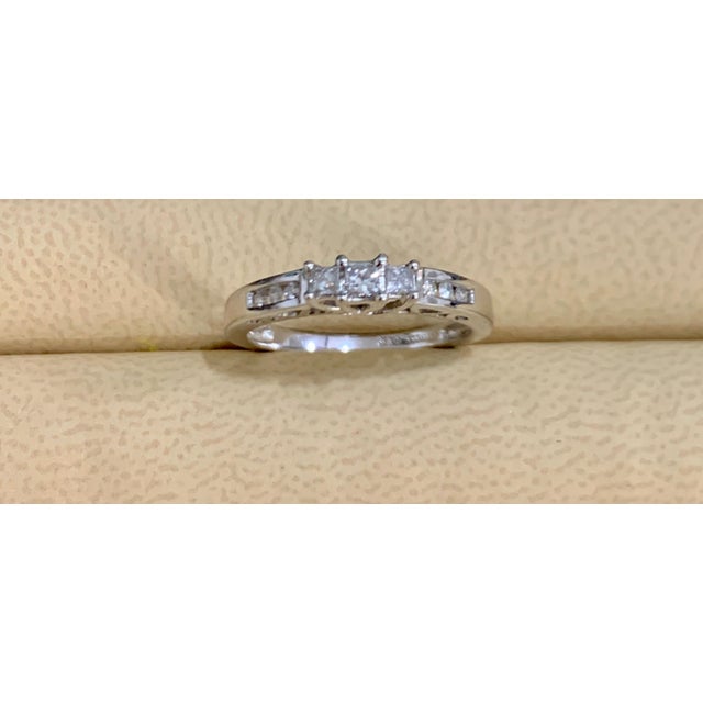 Three-Stone Diamond 0.30 Carat Traditional Ring/Band 14 Karat White Gold For Sale - Image 4 of 18