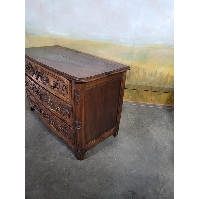 Carved Wood Commode, Regency/Louis XV Style, 18th Century An elegant antique walnut commode, opening with three wide...