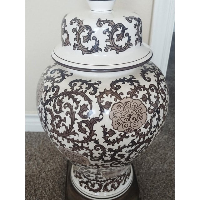 Vintage 1970s Hand-Painted Brown & White Floral Ginger Jar Table Lamp For Sale In Austin - Image 6 of 15