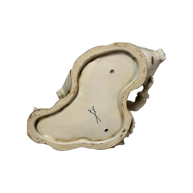 Rococo centerpiece in hand-painted porcelain by the German firm Maissen. Circa 1880.