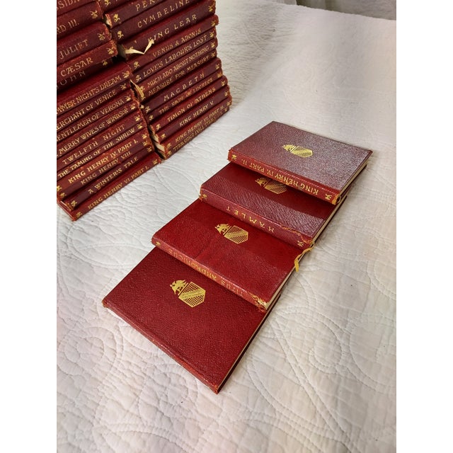 1900 - 1909 The Temple Shakespeare 40 Book Set Dent 1902-1903 Owner Inscribed 1903 For Sale - Image 5 of 10