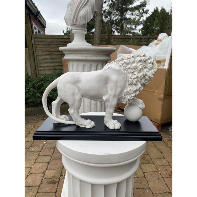 20th Century Marble Sculptures the Medici and Vacca Lions, Set of 2 For Sale - Image 5 of 6