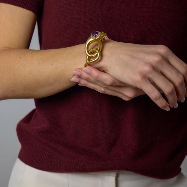 1930s Art Deco Amethyst Diamond Emerald 18k Yellow Gold Snake Bangle For Sale - Image 4 of 5