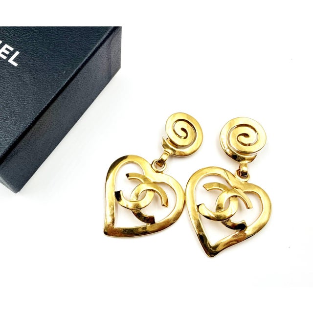 Contemporary 1990s A Pair Chanel Vintage Gold Plated Spiral CC Heart Dangle Large Clip on Earrings For Sale - Image 3 of 5