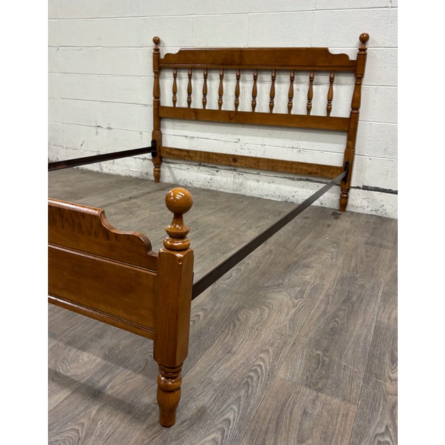 Heywood-Wakefield Vintage Full Size Heywood Wakefield Old Colony Maple Bed For Sale - Image 4 of 15