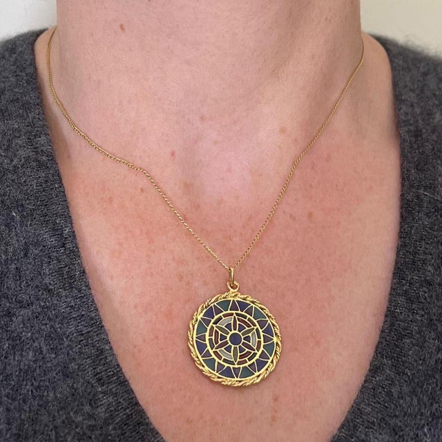 French Window Plique-À-Jour Pendant Medal in Enamel and 18 Karat Yellow Gold, 1930s For Sale - Image 6 of 18