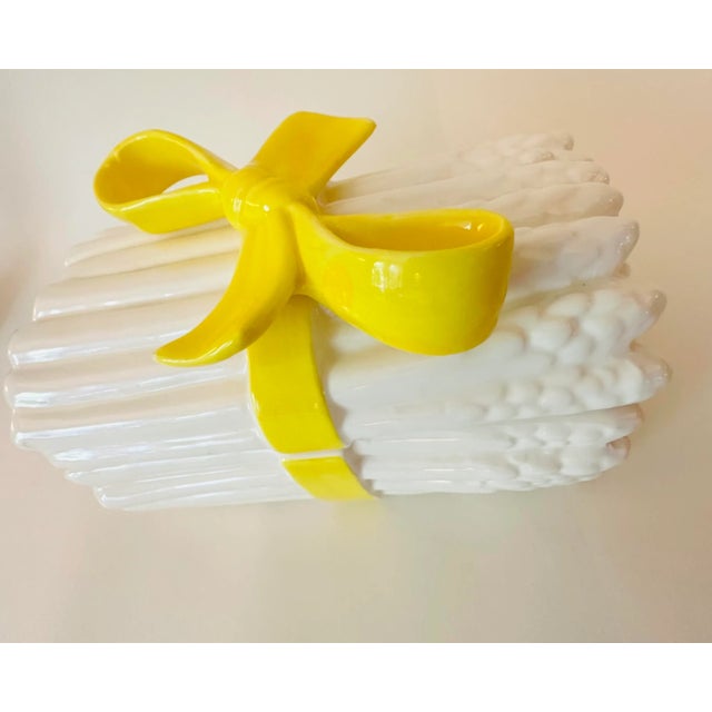 Hollywood Regency Vintage 1975 Fitz and Floyd White Trompe L’Oeil Asparagus Box With Yellow Bow For Sale - Image 3 of 8
