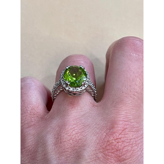 7 Carat Oval Peridot and 1.2 Carat Diamonds 14 Karat White Gold Cocktail Ring For Sale - Image 9 of 18
