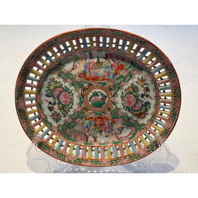 Chinese 1920s Chinese Export Rose Madallion Reticulated Serving Dish For Sale - Image 3 of 11