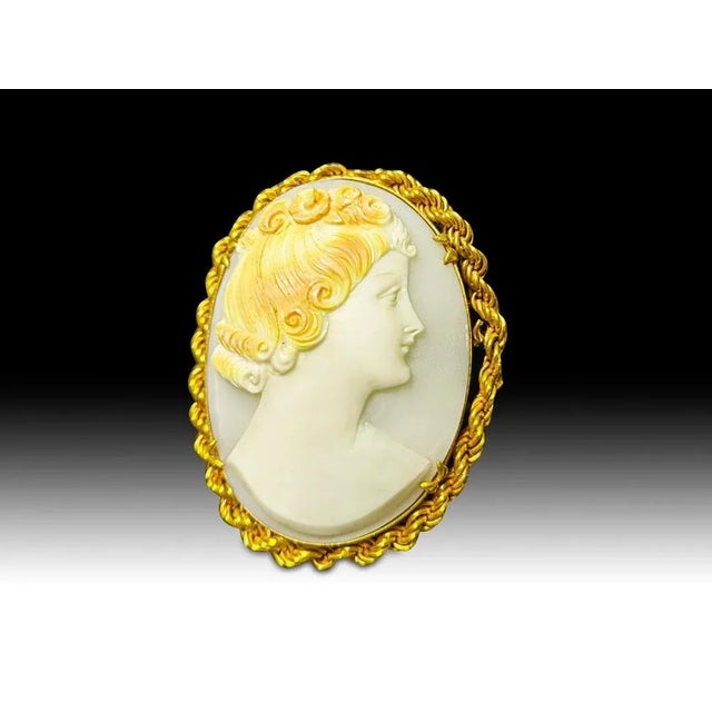 20th Century Oval Pendant in Yellow Gold Cameo in 18k, 1920s For Sale - Image 6 of 10