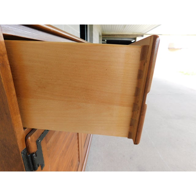 Ethan Allen Heirloom Nutmeg Credenza Buffet 10-6017 For Sale In Philadelphia - Image 6 of 18