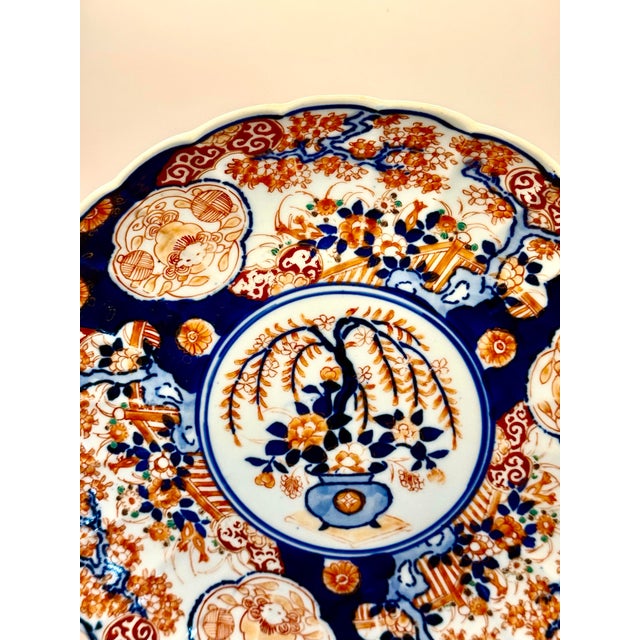 Red Antique Imari Scalloped Plate For Sale - Image 8 of 9