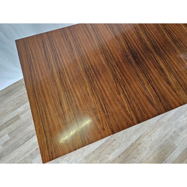 1960s laminate table of Italian Scandinavian style, fine and elegant design for all environments. The table is extendable...