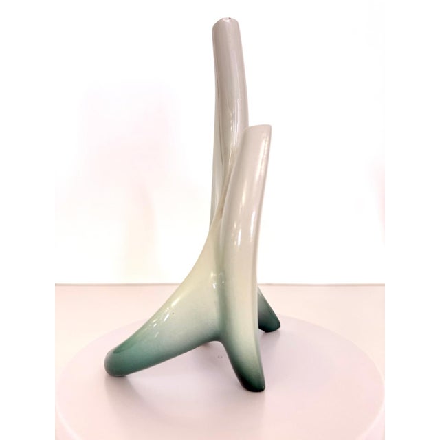 Modern White and Green Ceramic Flower Vase Sculpture attributed to Vibi, Turin, Italy, 1950s For Sale - Image 3 of 16