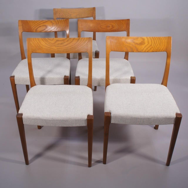 Kontiki Chairs in Walnut and Wool and Cotton Upholstery by Yngve Ekström for Troeds, Sweden, 1950s, Set of 5 For Sale - Image 4 of 9