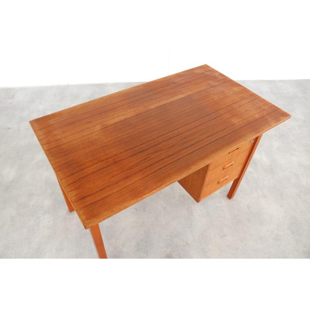 Vintage Swedish Desk, 1960s , in Good conditions. Designed 1960 to 1969