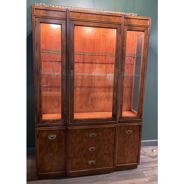Drexel Heritage Passage Lighted China Cabinet, Campaign Style Display Hutch, 1980s For Sale - Image 10 of 13