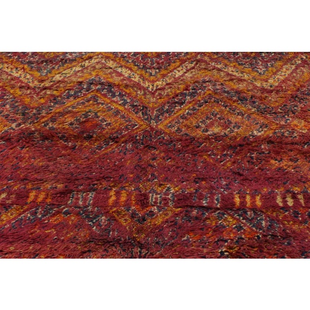 Berber Tribes of Morocco Vintage Beni MGuild Moroccan Rug - 05'09 X 09'10 For Sale - Image 4 of 4