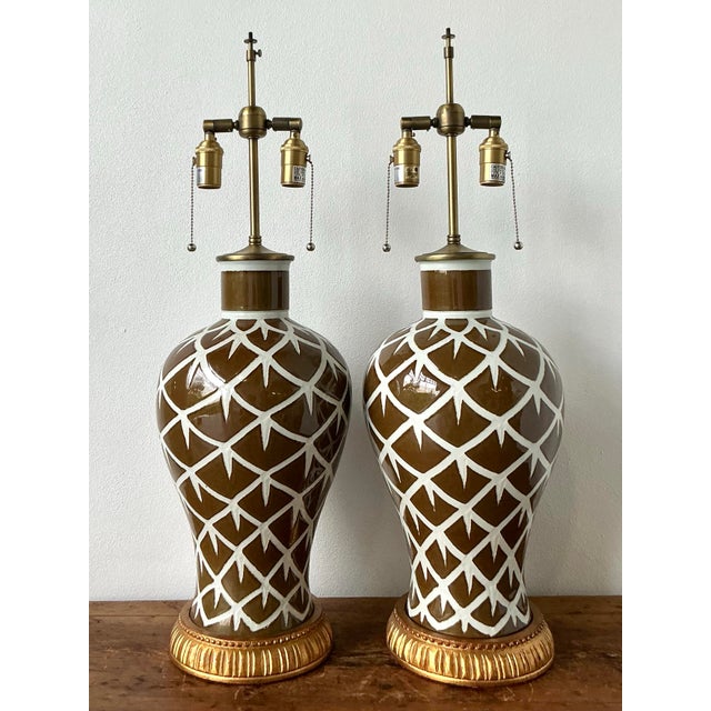 Vintage Regency Bunny Williams “Chicken Feathers” Glazed Ceramic Lamps - A Pair For Sale In West Palm - Image 6 of 11