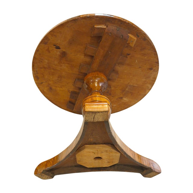 Biedermeier Round Salon Table in Walnut, South Germany, 1830 For Sale - Image 9 of 10