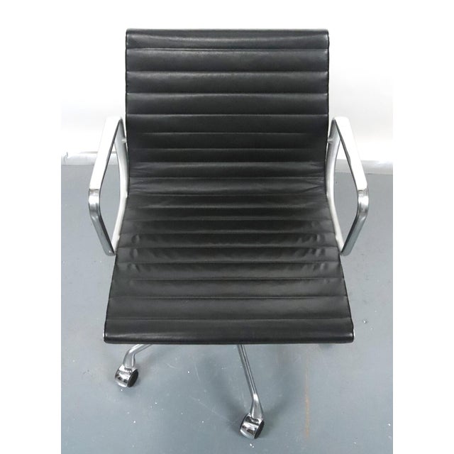 Herman Miller Late 20th Century Eames Style Black Leather Herman Miller Aluminum Group Chair For Sale - Image 4 of 15