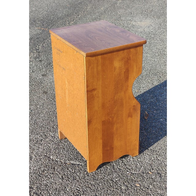 Brown Mid 20th Century Ethan Allen Baumritter Heirloom Nutmeg Maple Colonial Early American Nightstand For Sale - Image 8 of 9