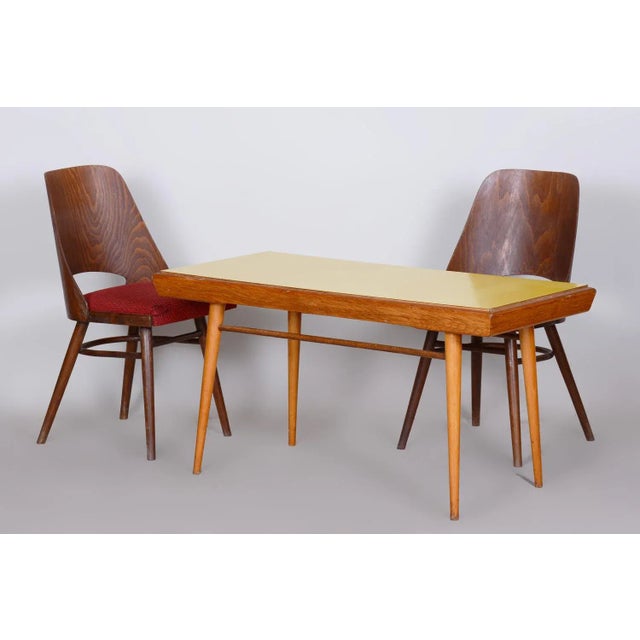 Swivel table top. In pristine original condition, the item has been professionally cleaned, and its polish has been...