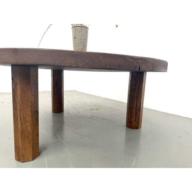 Round coffee table in solid oak with octagonal legs, made in France in the 1950s. The 4.5 cm thick circular top features a...