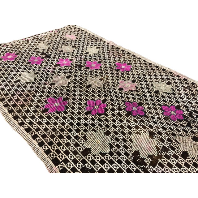 Art Deco 1960s Vintage Floral Design Organic Turkish Area Kilim Rug- 5′3″ × 8′11″ For Sale - Image 3 of 7