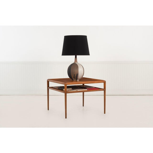 t.h. Robsjohn-Gibbings for Widdicomb Model 1781 Two-Tier Lamp Table, 1953 For Sale - Image 4 of 7