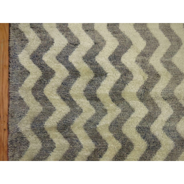 Late 20th Century Late 20th Century Tulu Shag Gray and Ivory Shag Rug For Sale - Image 5 of 6
